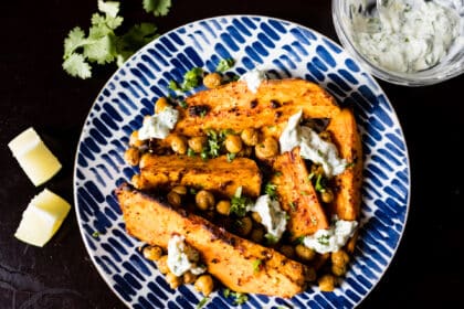 Quartiers de patates douces rôties, pois chiches au zaatar et yaourt aux herbes — photo de spurekar